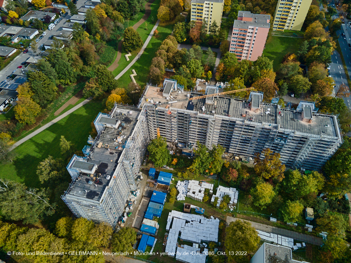 13.10.2022 - Fassadensanierung am Karl-Marx-Ring 11-21 in Neuperlach